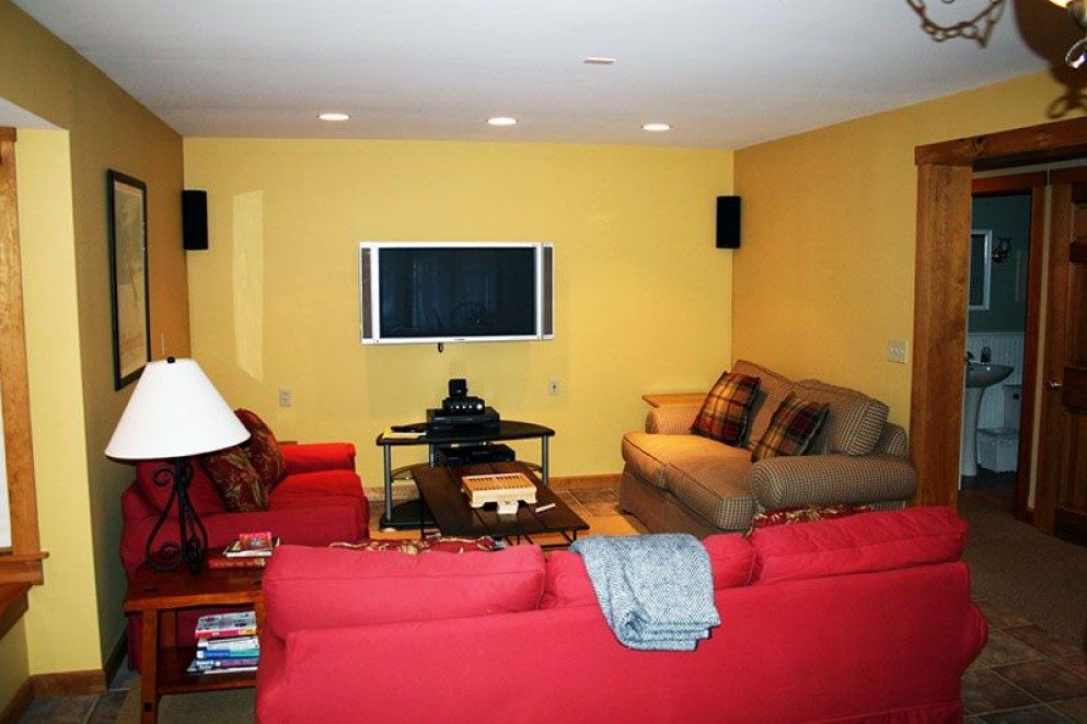 Haus Whittier - Living area with flat screen tv